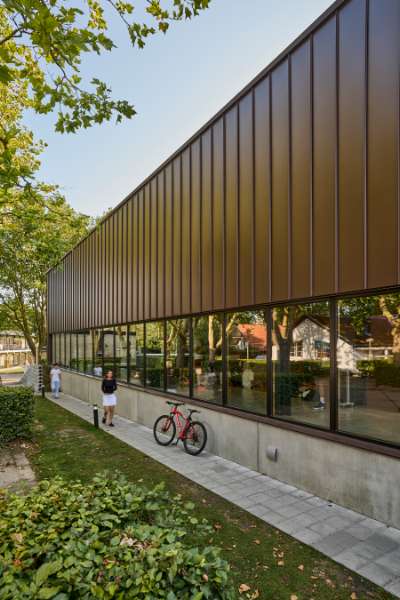 New sports hall in the “forest” wrapped in acorn-brown steel profiles, Risskov Efterskole, Tretommervej 31A, 8240 Risskov, Denmark